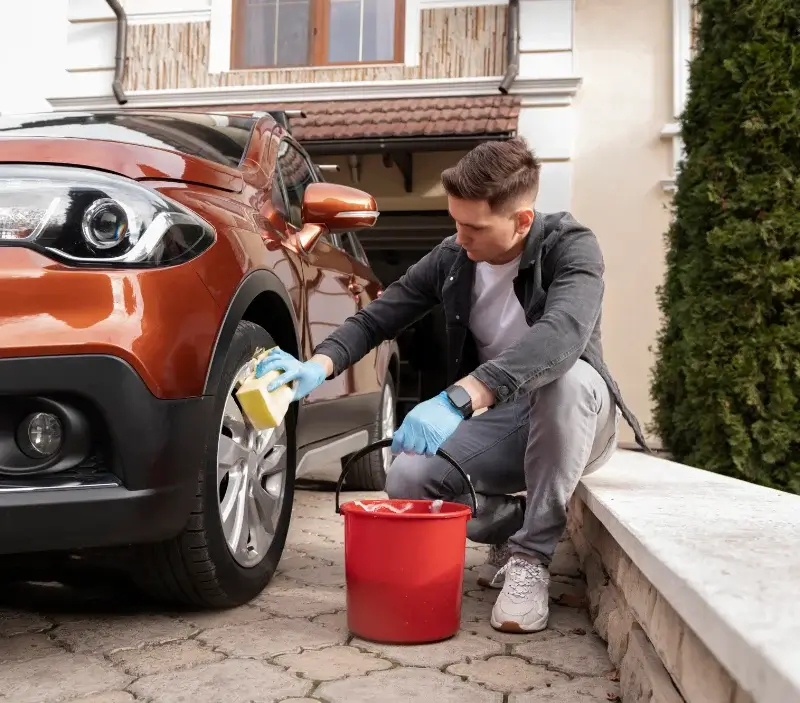 Lavage auto à domicile Butry-sur-Oise : professionnel intervenant sur un véhicule